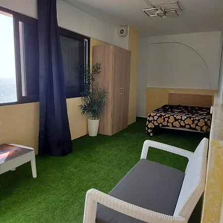 First Line Of The Ocean, 3 Bedrooms & Free Wifi 펜션 *