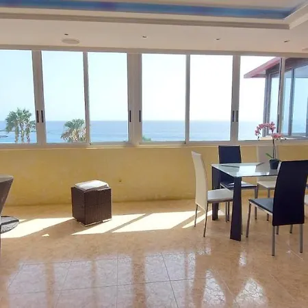 First Line Of The Ocean, 3 Bedrooms & Free Wifi Holiday home *