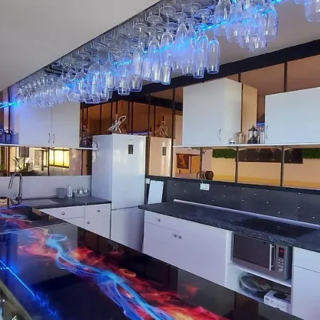 First Line Of The Ocean, 3 Bedrooms & Free Wifi Holiday home *