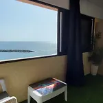 בית נופש First Line Of The Ocean, 3 Bedrooms & Free Wifi