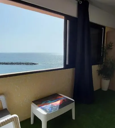Dom wakacyjny First Line Of The Ocean, 3 Bedrooms & Free Wifi
